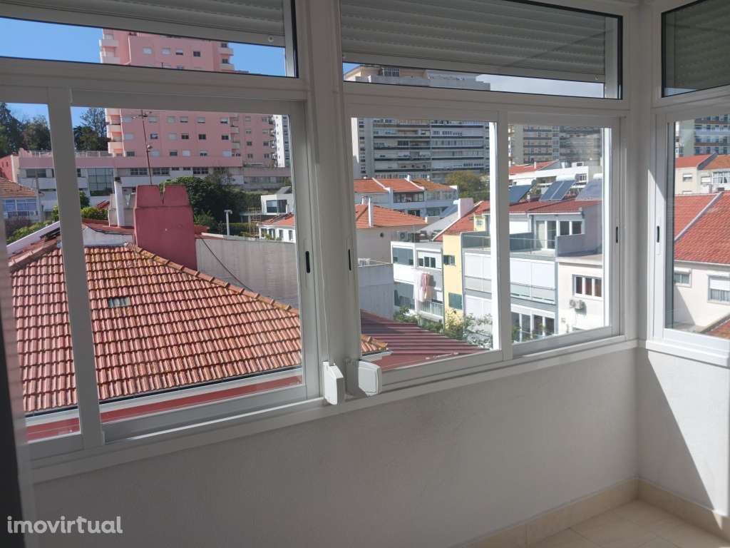 ALVALADE - T2 Renovado com varanda - Grande imagem: 3/12