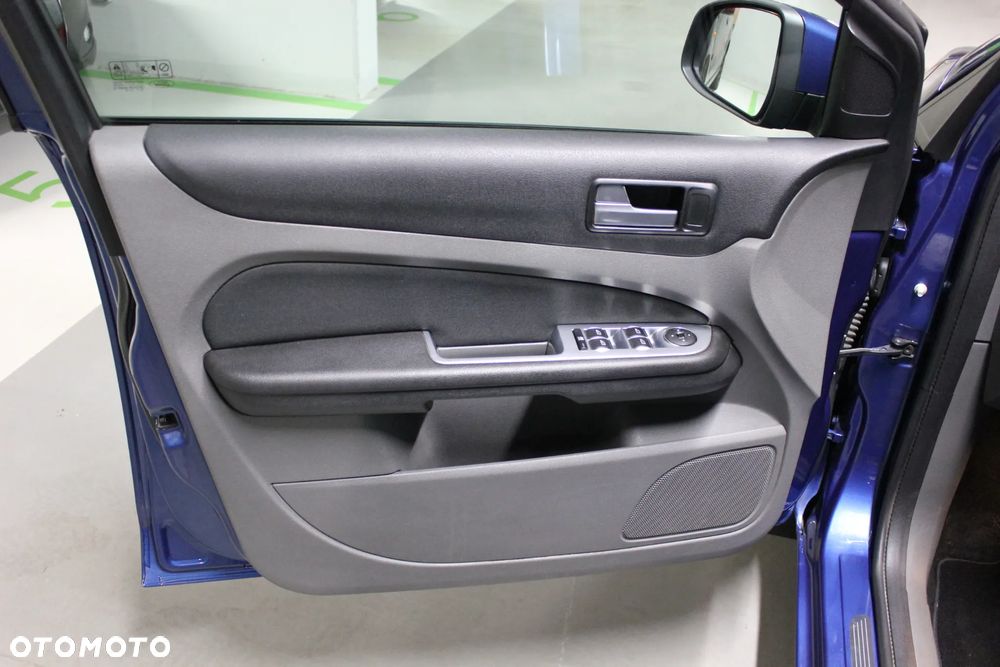 Ford Focus 2.0 Ghia - 7