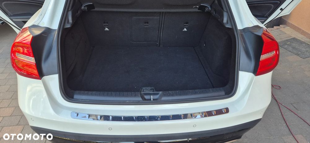Mercedes-Benz GLA 180 7G-DCT - 18