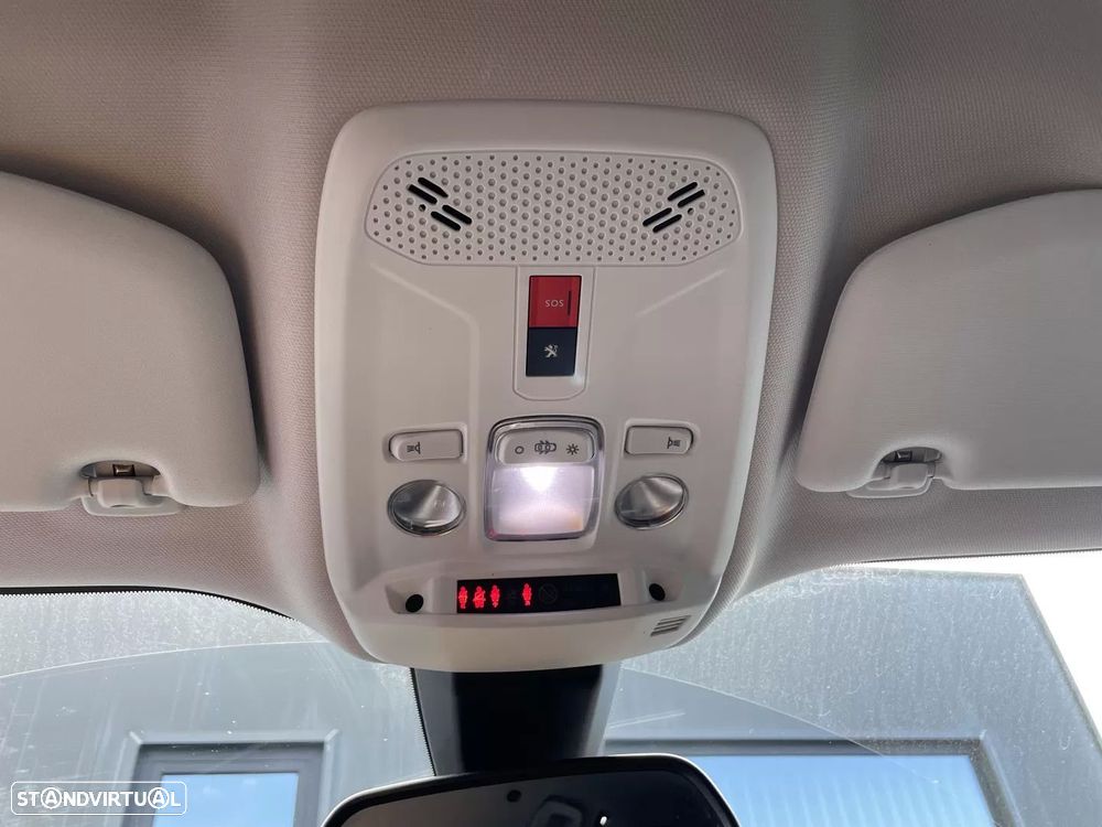 Peugeot 2008 1.2 PureTech Allure EAT8 - 38