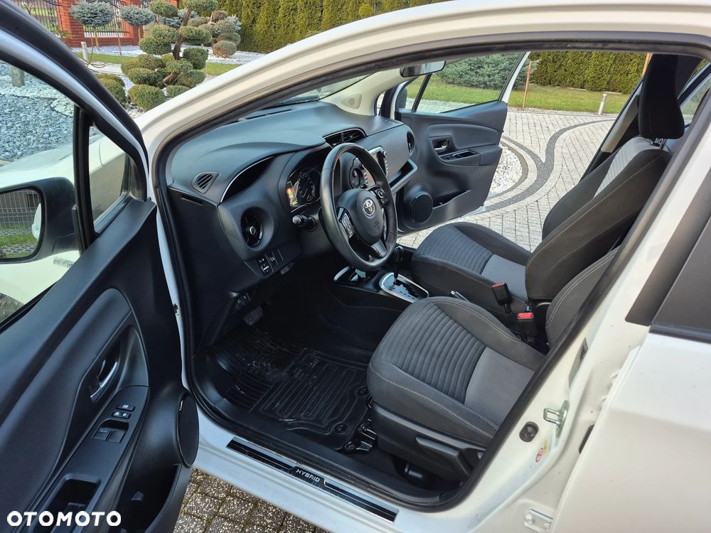 Toyota Yaris Hybrid 100 Business Edition - 12