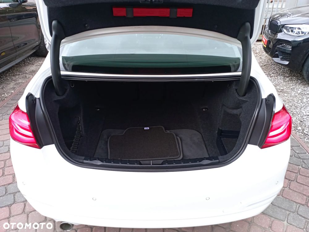 BMW Seria 3 318i - 33