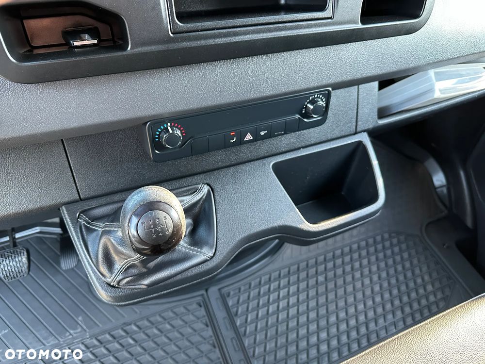 Mercedes-Benz Sprinter - 14