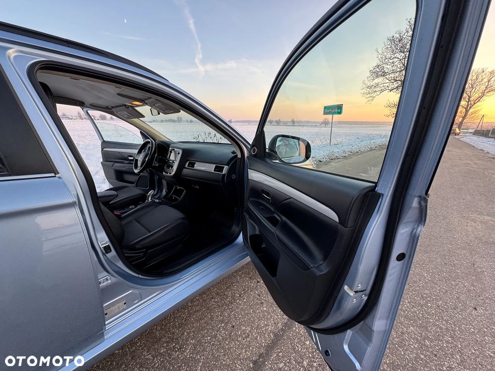 Mitsubishi Outlander 2.0 4WD Top - 24