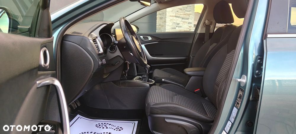 Kia Ceed ver-1-6-crdi-mhev-business-line - 15