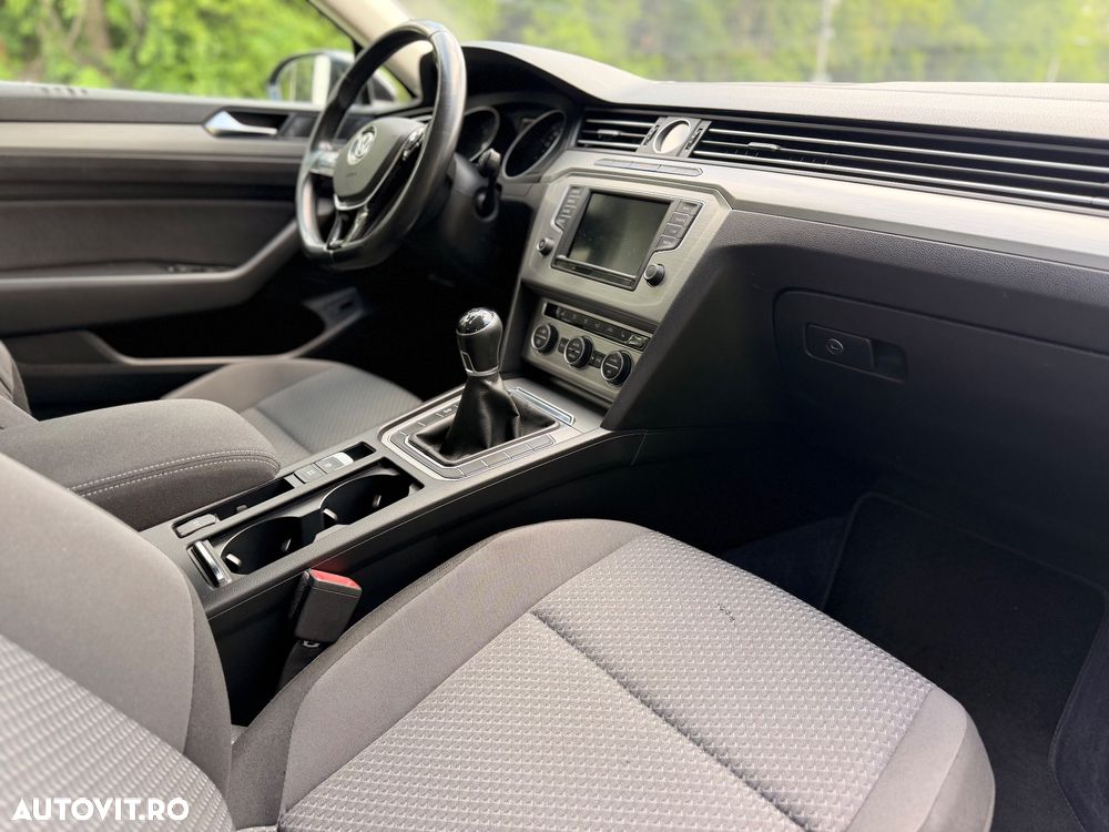 Volkswagen Passat - 11