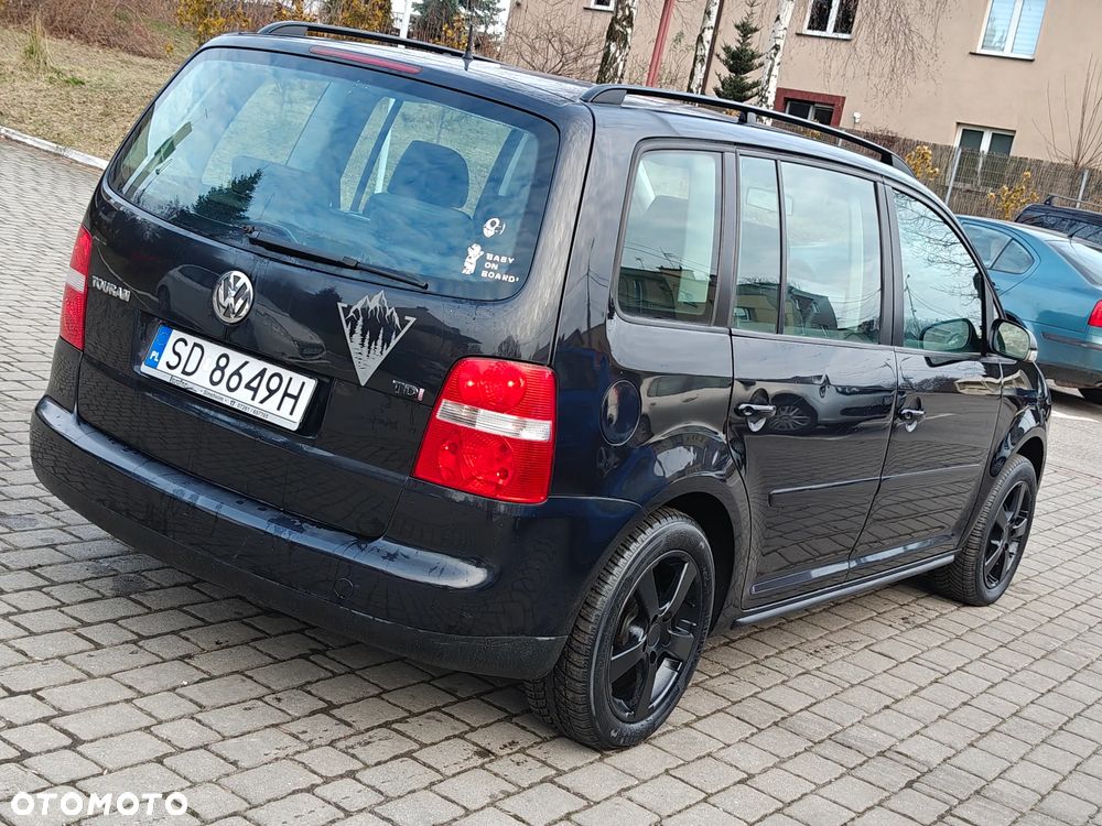 Volkswagen Touran 2.0 FSI Highline - 14