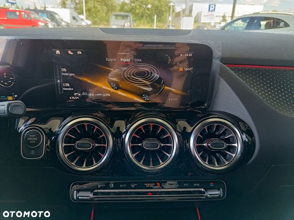 Mercedes-Benz GLA - 33