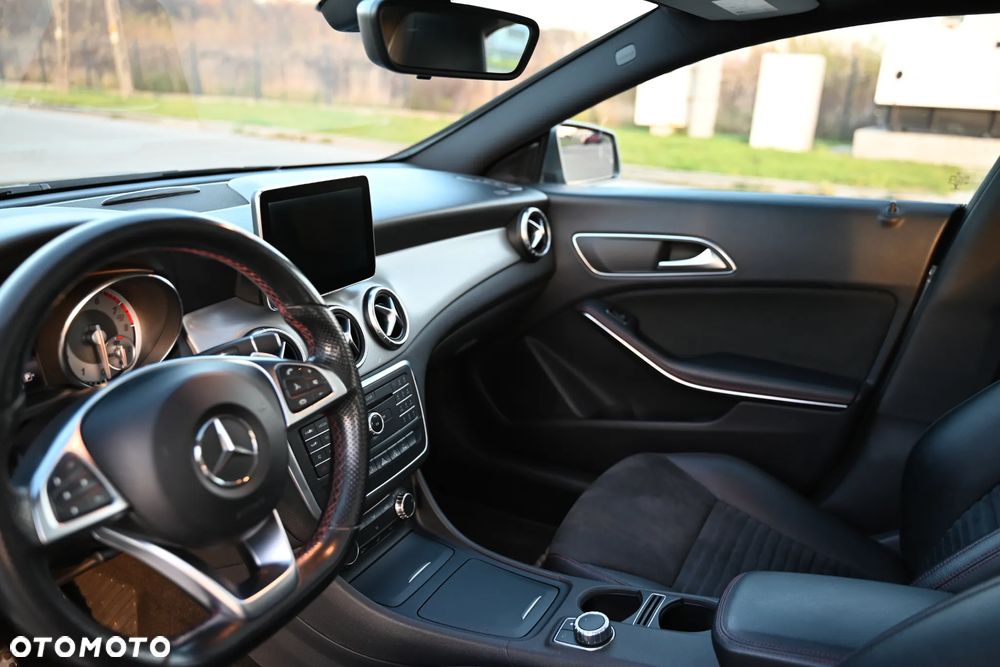 Mercedes-Benz CLA 200 7G-DCT AMG Line - 13