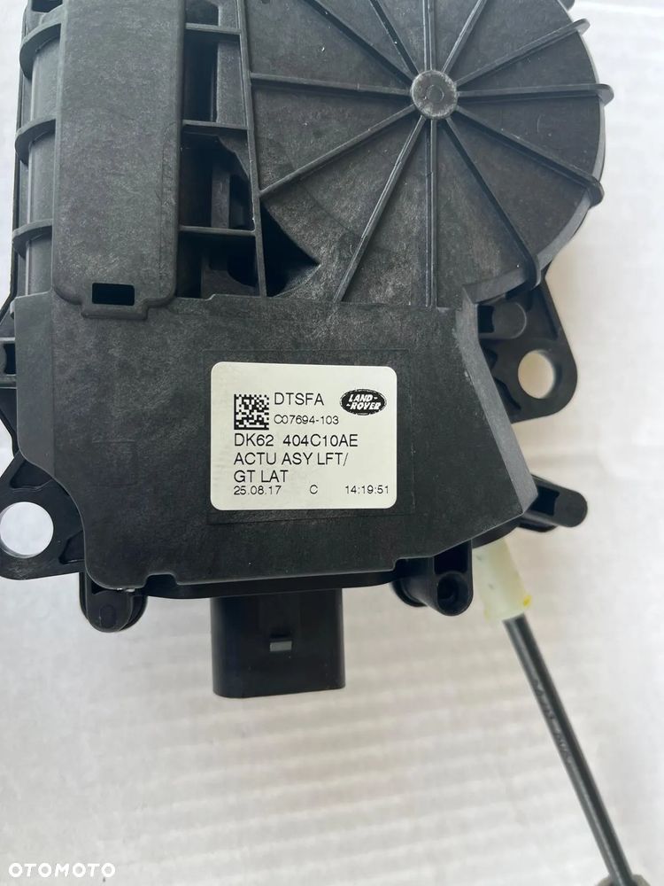 Dociąg zamka tylnej klapy DK62-404C10 Land Rover Discovery Sport L550 - 2