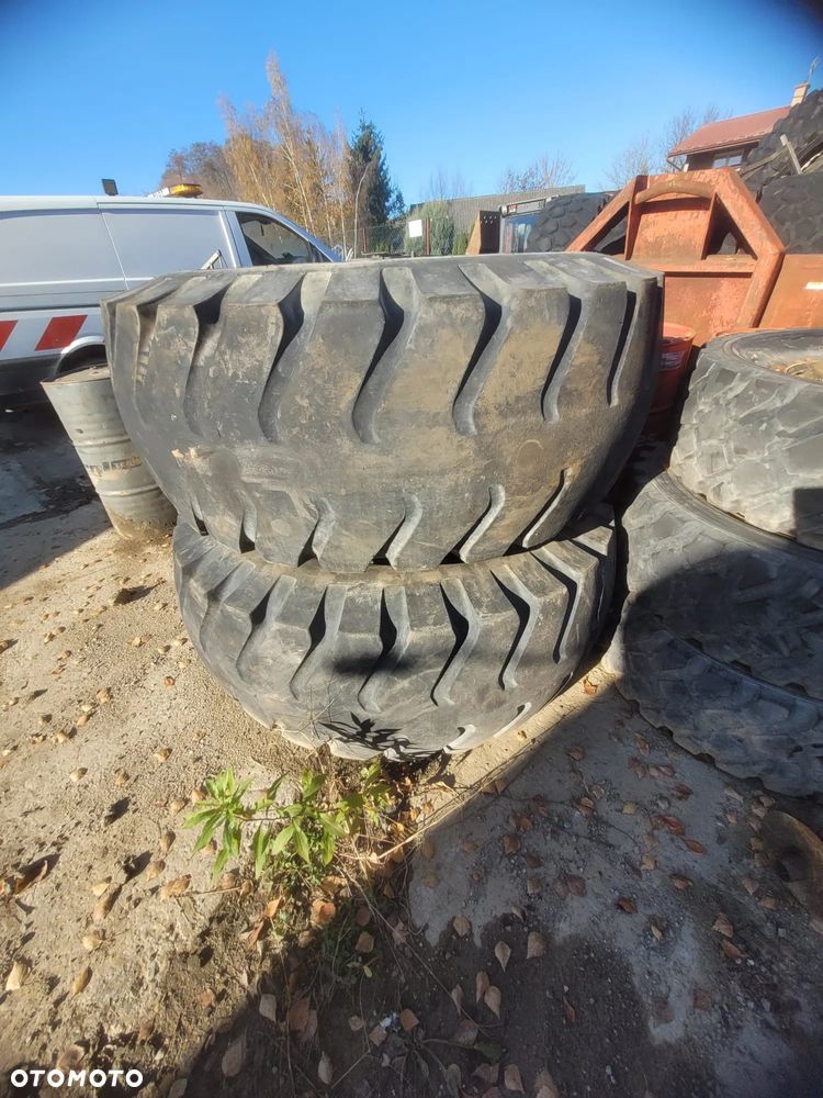 Opona z felgą do wozideł BELL VOLVO - 4