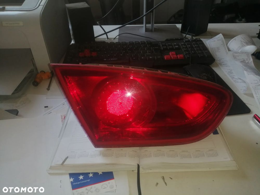 LAMPA LEWY TYŁ W KLAPE LEON II 2 LIFT 1P0945093F poznan - 1