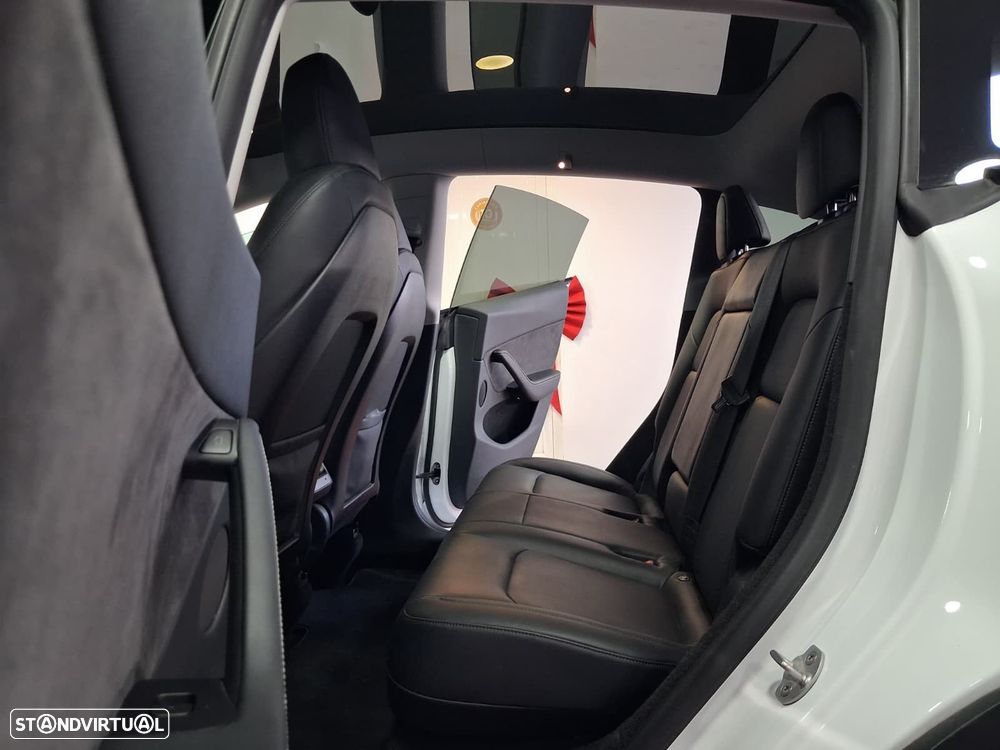 Tesla Model Y - 14