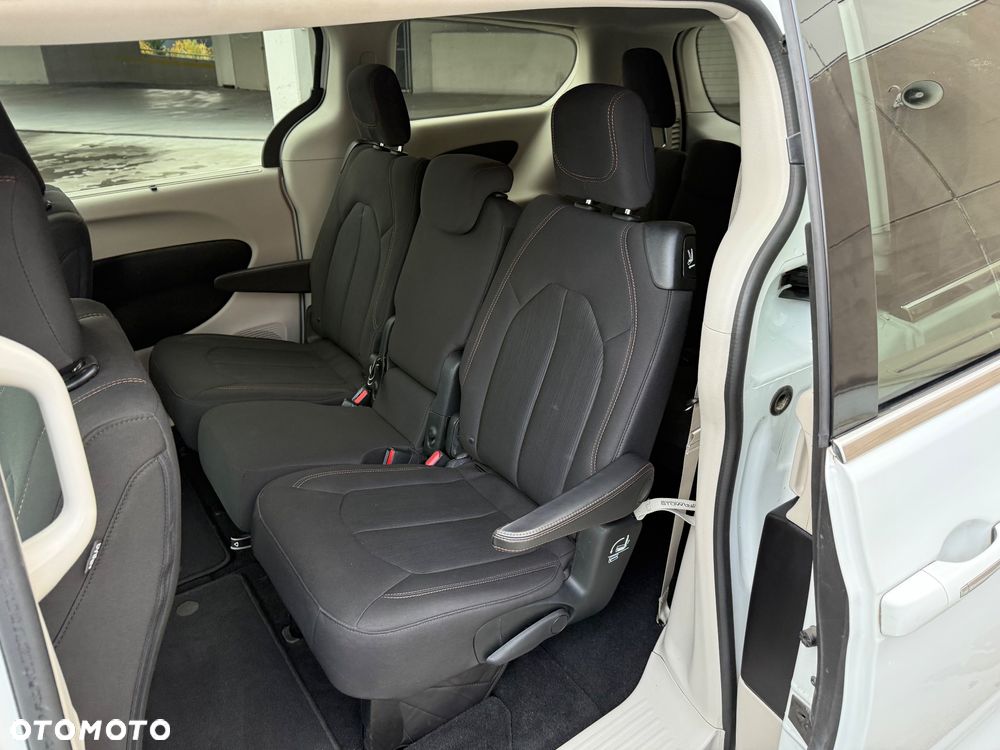 Chrysler Pacifica - 17