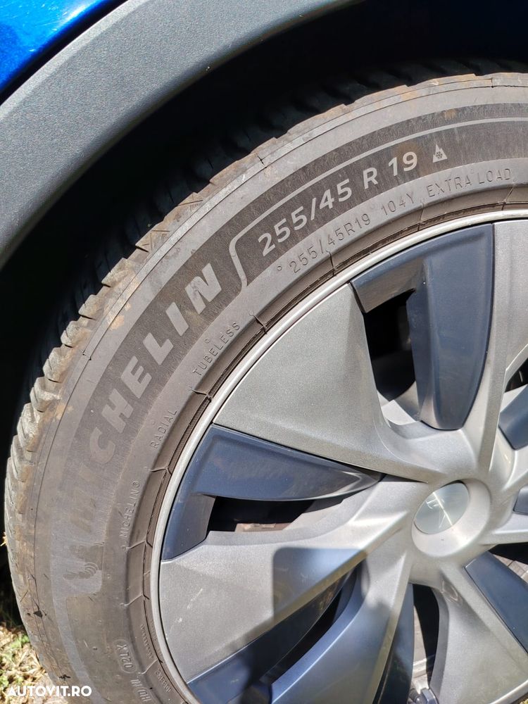 Tesla Model Y - 11
