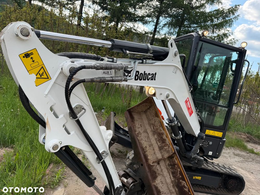 Bobcat E27z. Koparka Gąsienicowa 2,7 tony. 2024 rok. 870 mtg. Maszyna nie różni się od nowej z salonu!! Skarpówka Hydrauliczna! Pochodzi ze szkółki roślinnej z Norwegii. Zero luzów. pracowała przy krzewach!! Aktualna DEKRA dokumentacja. Silnik Yanmar! Linie Hydr. Dodatkowe. Szybkozłącze Hydr. Szybka wolna jazda. Wersja Norweska. Długie ramię. OKAZJA. Zero wycieków. Sztywna maszyna! - 30