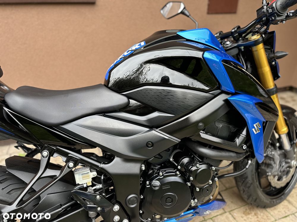 Suzuki GSX - 11