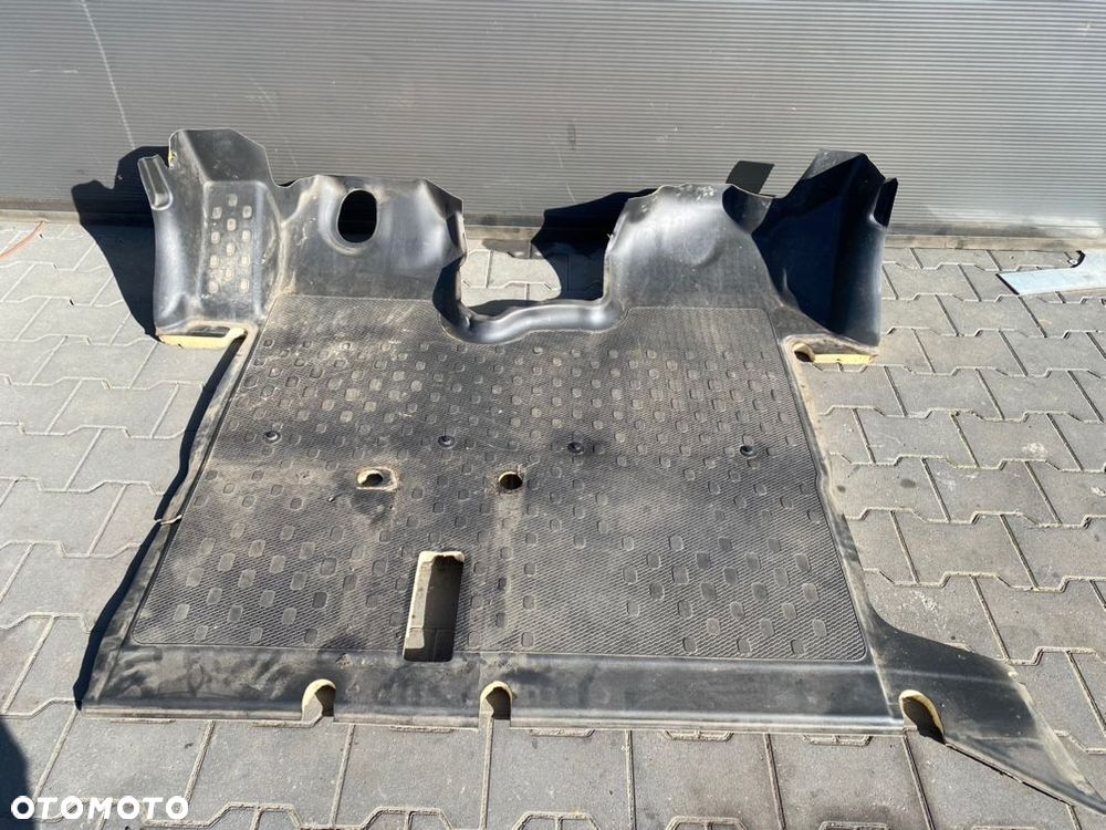 dywan wykładzina podłoga trafic III vivaro b