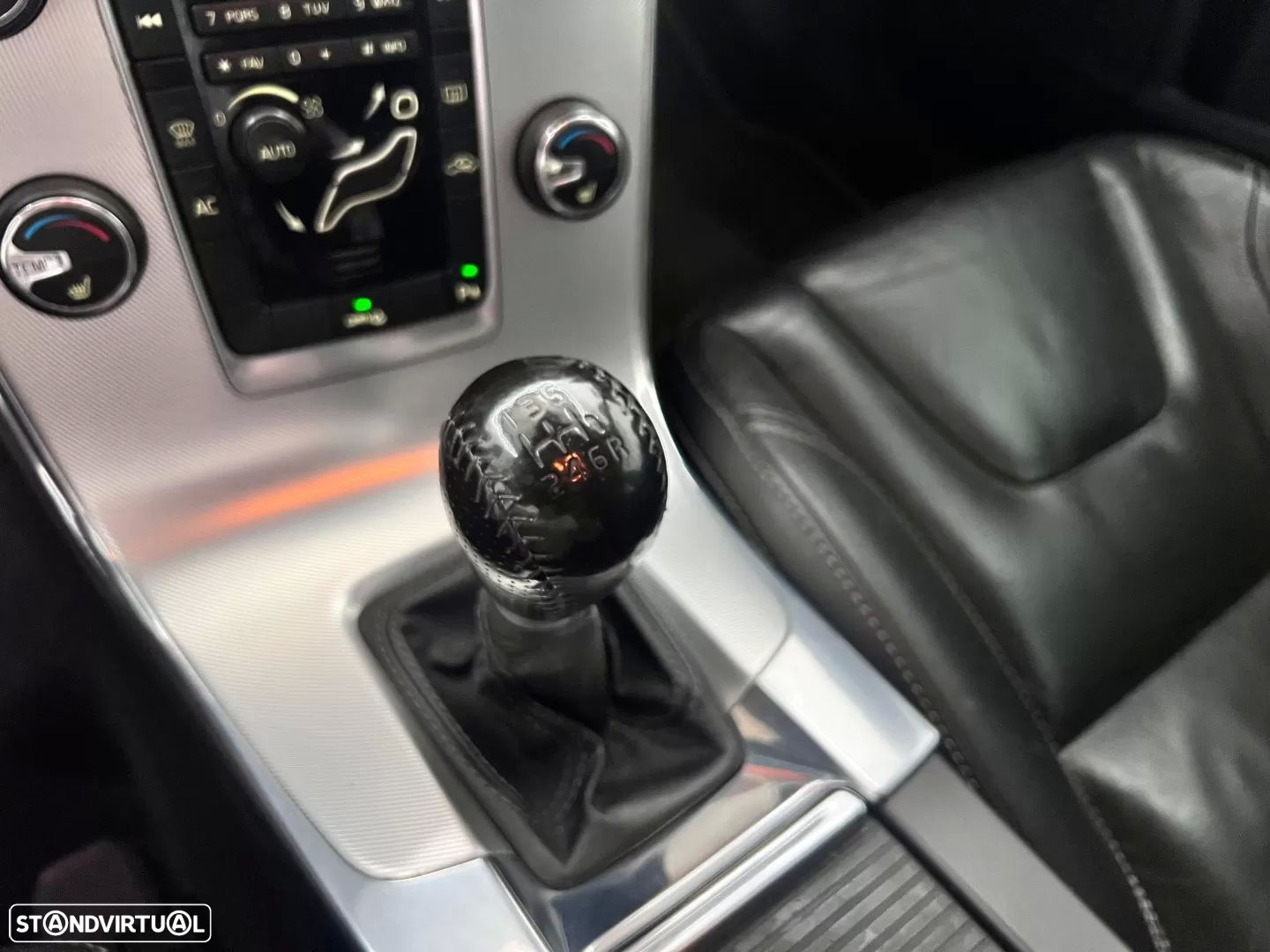 Volvo V60 2.0 D3 R-Design Start/Stop - 23