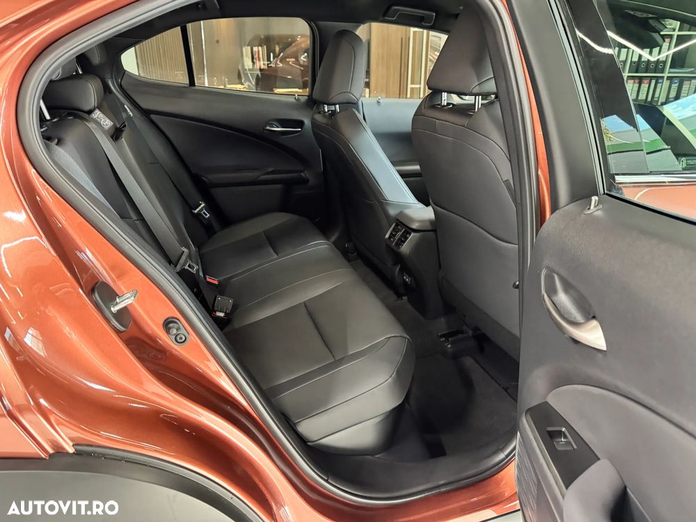 Lexus UX 300h F SPORT Design - 14