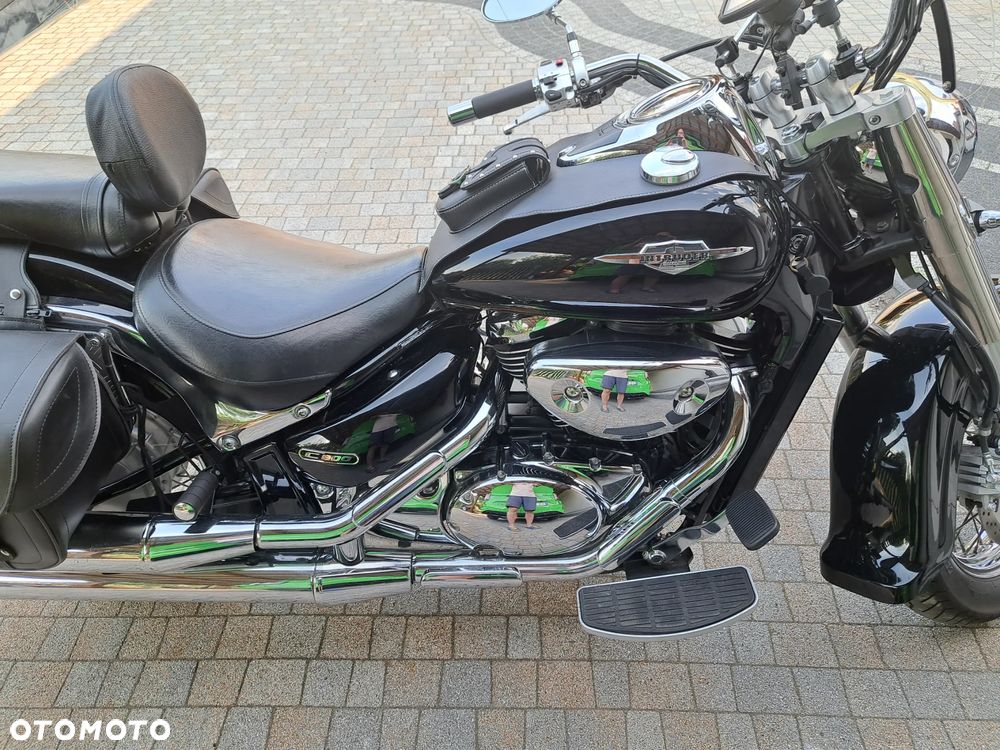 Suzuki Intruder - 12