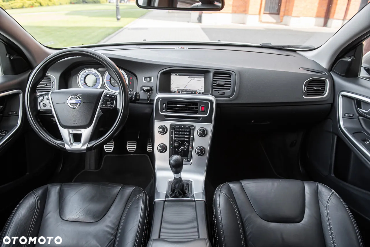 Volvo V60 D5 R-Design - 29