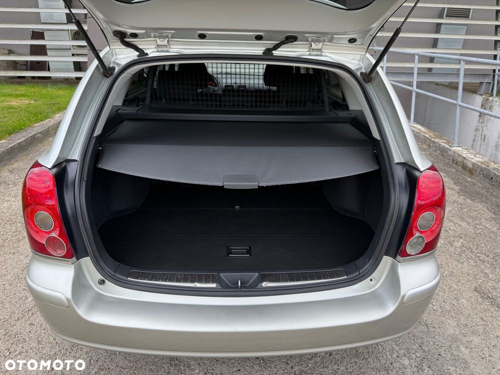 Toyota Avensis 1.8 VVT-i Combi Sol - 34
