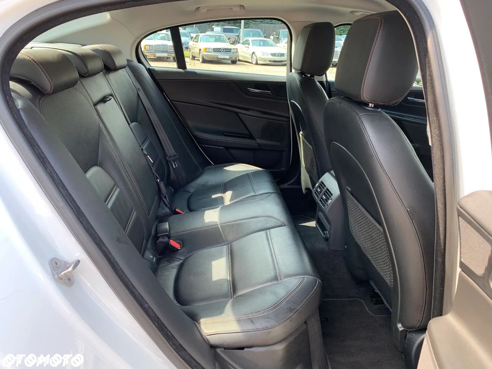 Jaguar XE 2.0 D Prestige - 27