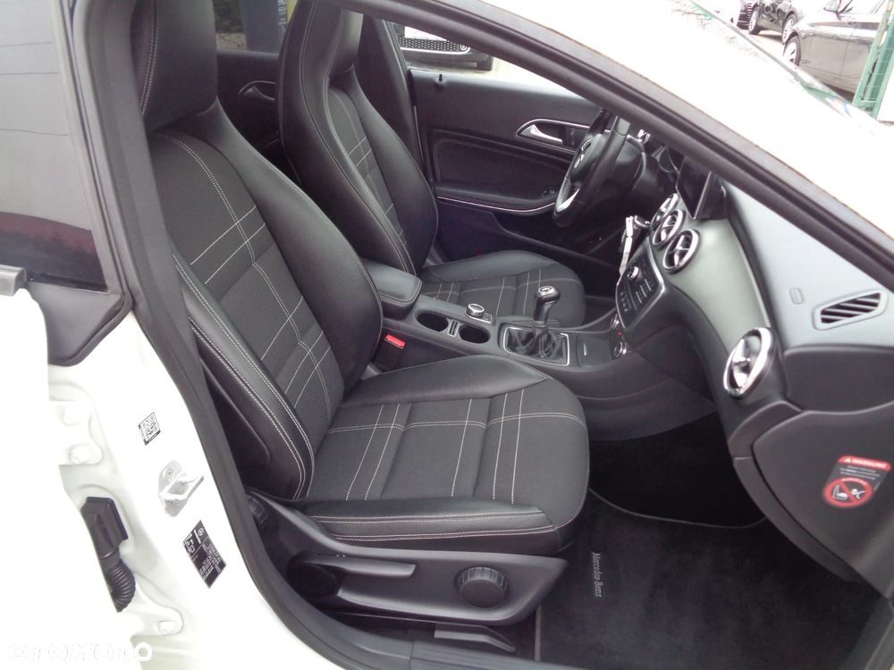 Mercedes-Benz CLA 180 Urban - 20
