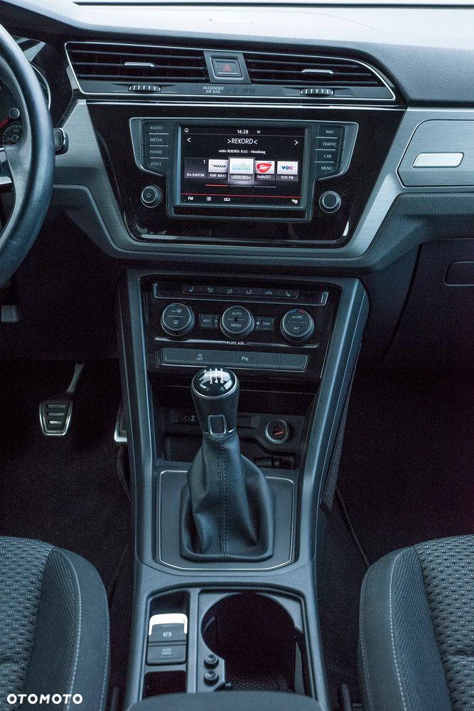 Volkswagen Touran - 12