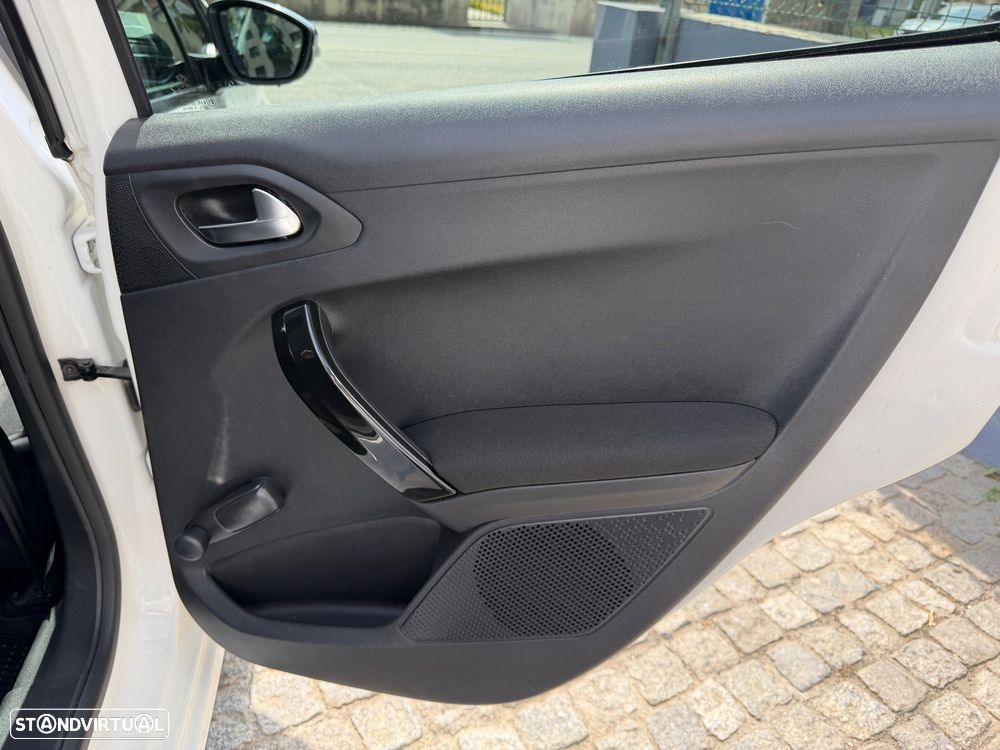 Peugeot 208 82 VTI Style — fotografia 34