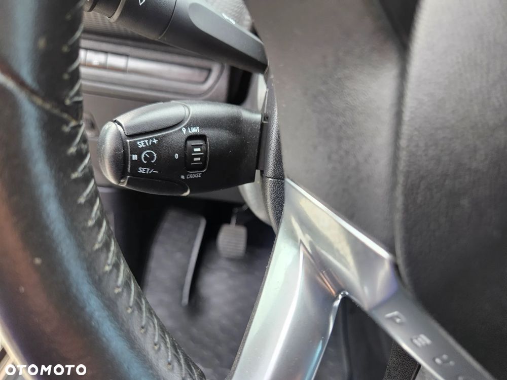 Peugeot 2008 1.2 Pure Tech Signature - 37