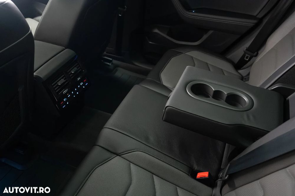 Volkswagen Touareg V6 TDI 4MOTION R-Line - 28