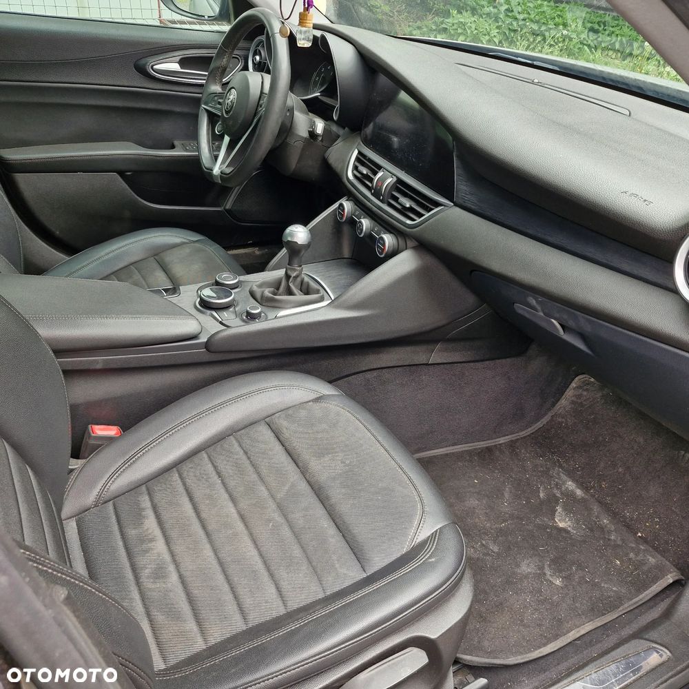 Alfa Romeo Giulia 2.2 - 6