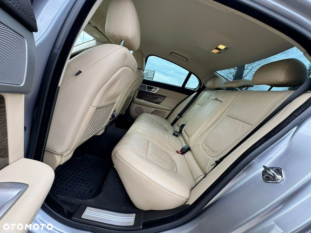 Jaguar XF 2.2 D Luxury - 25