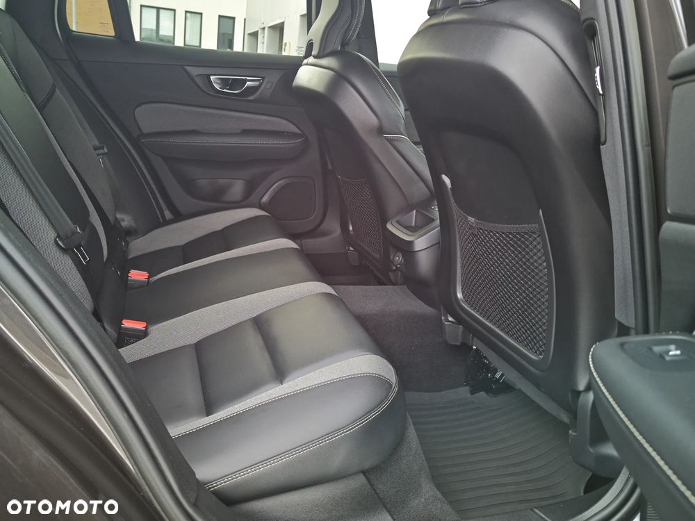 Volvo V60 B4 D Plus Dark - 19