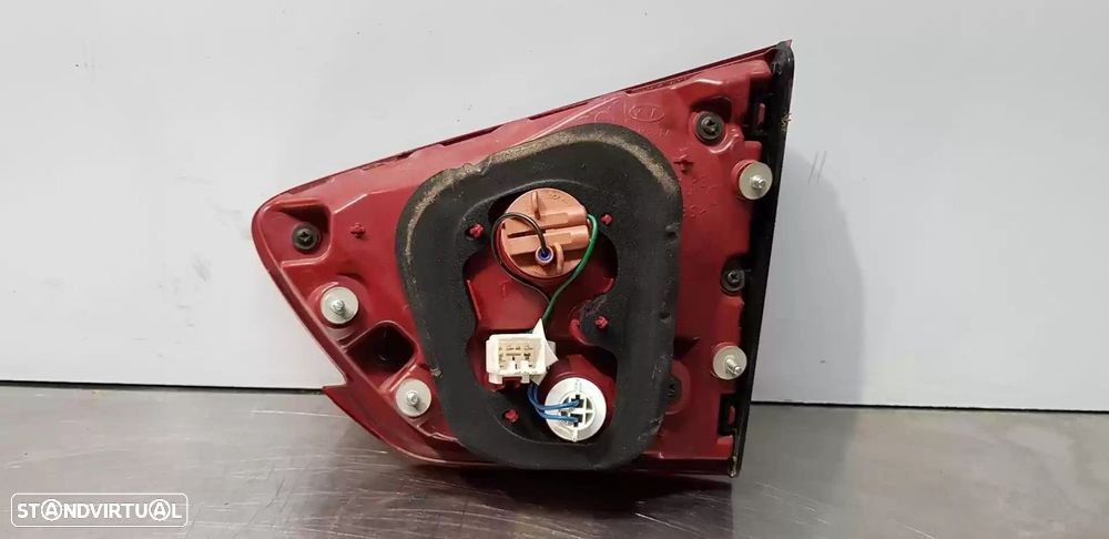 FAROLIM TRASEIRO ESQUERDO INTERIOR KIA CARENS IV 2017 -92403A4500 - 2