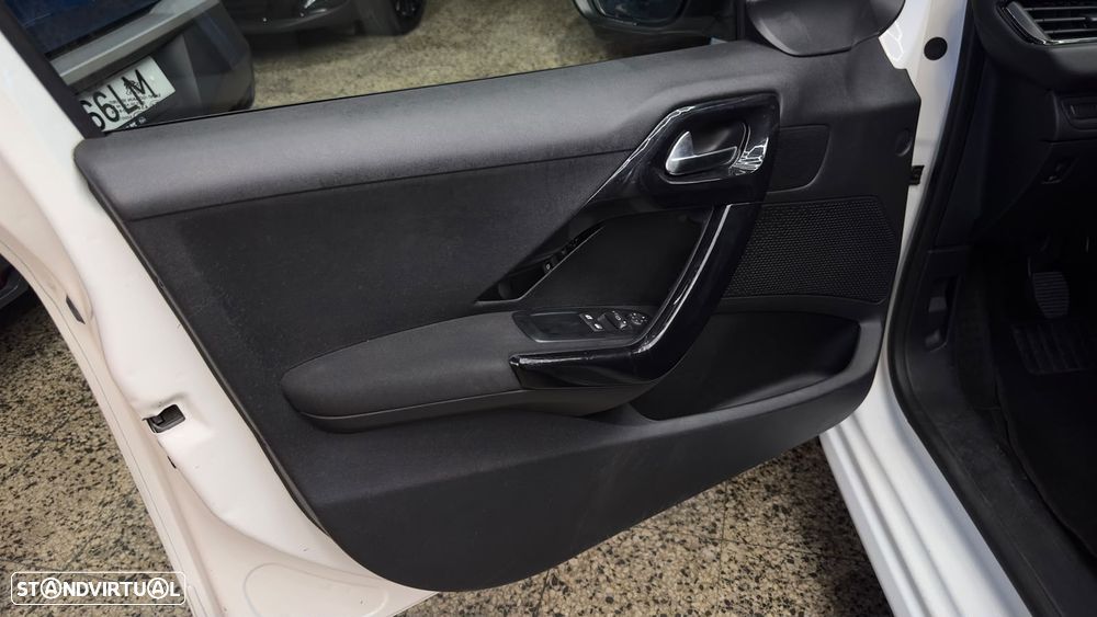 Peugeot 208 PureTech 68 Urban Move - 14
