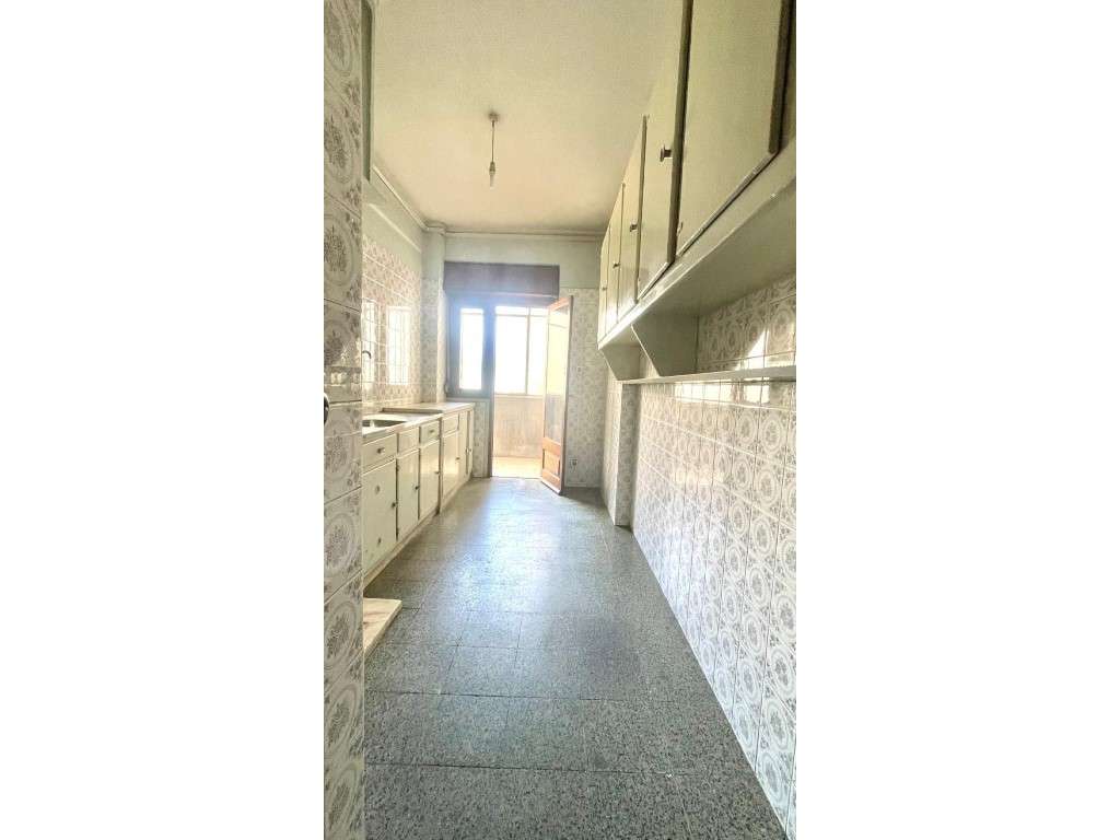 Apartamento T2 para Remodelação Total no Seixal com Logradouro - Grande imagem: 2/9