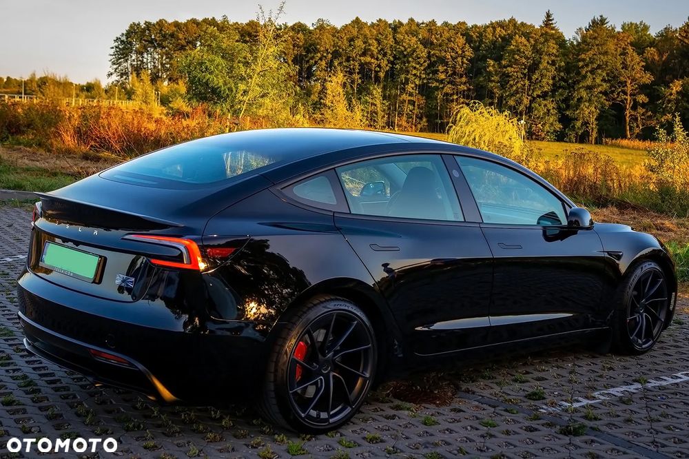 Tesla Model 3 - 4