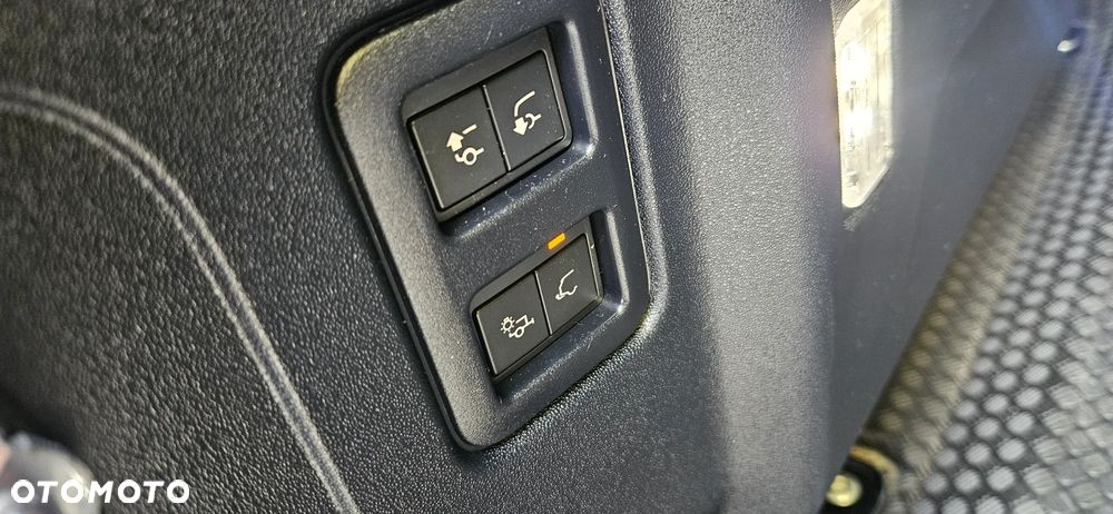 Land Rover Defender 110 P400e X-Dynamic SE - 29