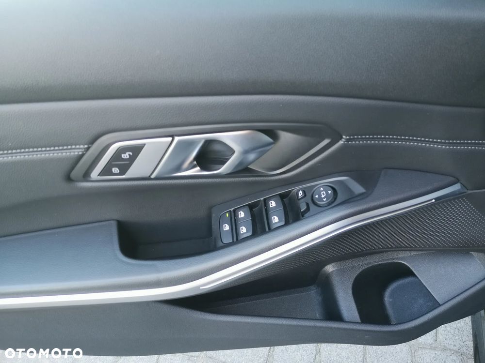 BMW Seria 3 318d M Sport - 24