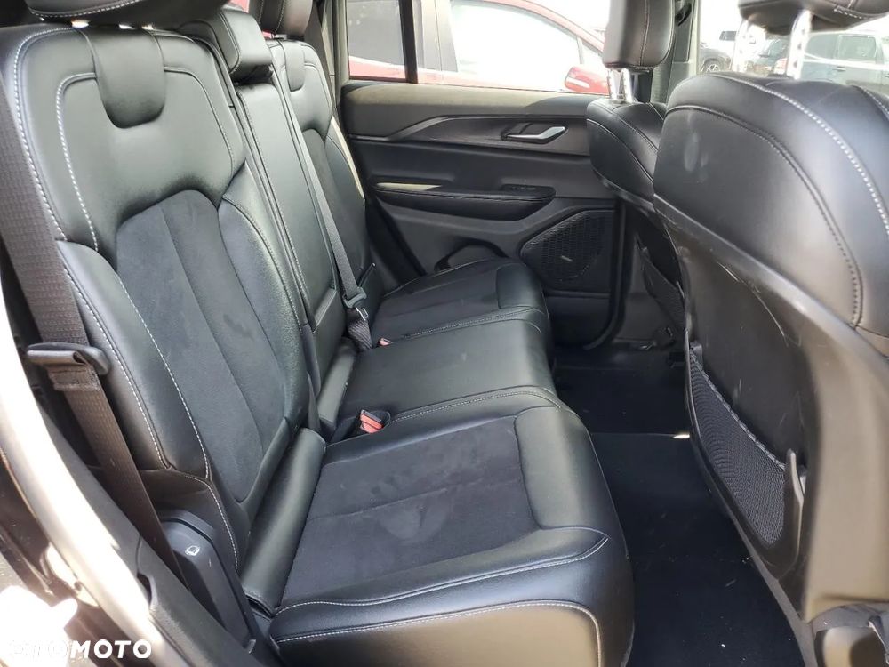 Jeep Grand Cherokee - 12
