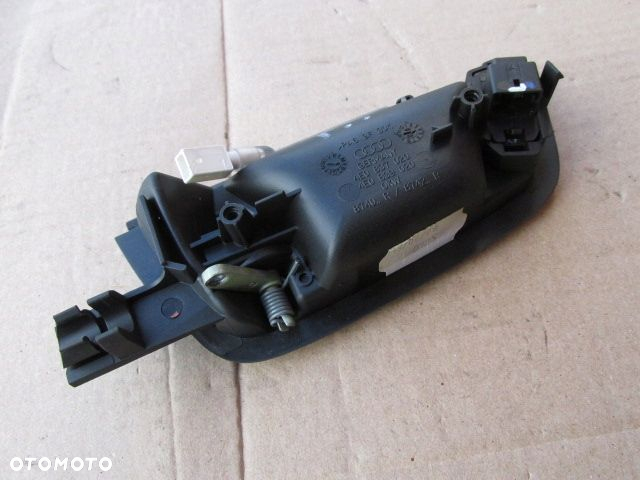 Audi A8 D3 lift Klamka wewnętrzna prawy przód 4E0837020 - 4