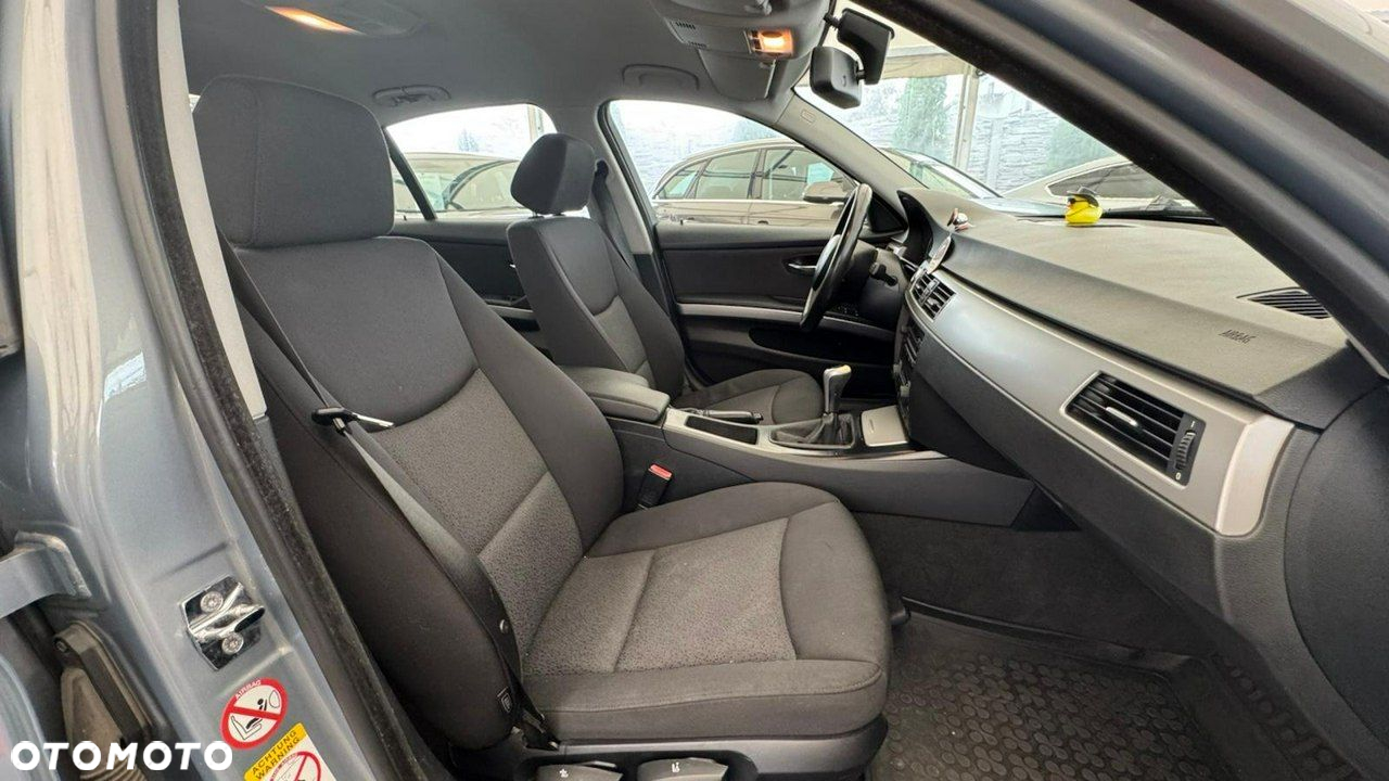 BMW Seria 3 320i - 28