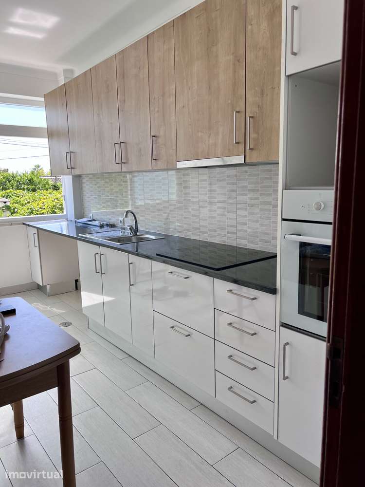 Apartamento T2 com varanda e garagem em Vila Franca - Grande imagem: 2/20