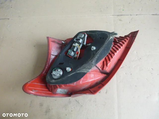 LAMPA LEWY TYŁ LEWA TYLNA TOYOTA YARIS II 5D 05-09 - 16