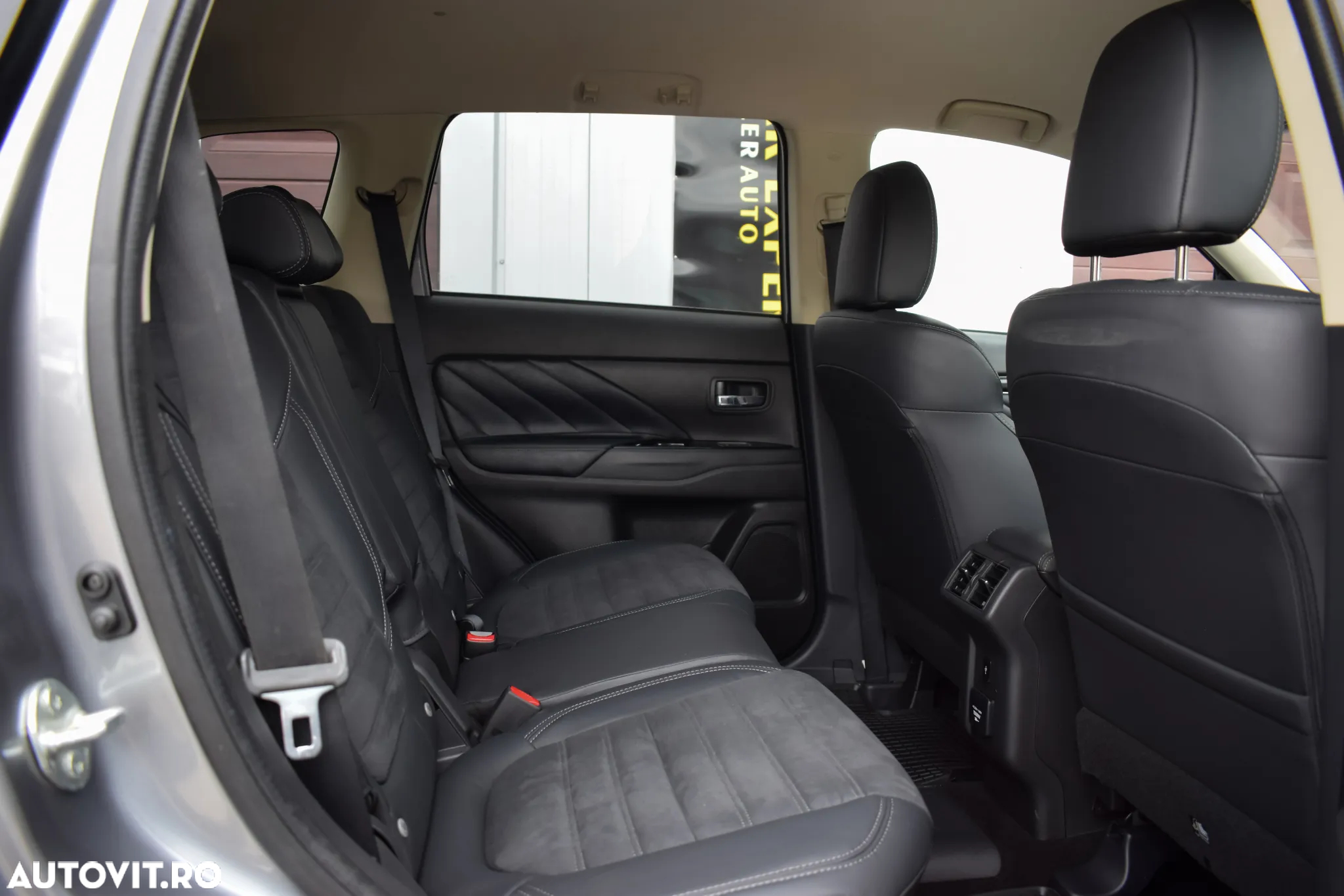 Mitsubishi Outlander PHEV 2.4 L 4X4 Instyle+ - 13