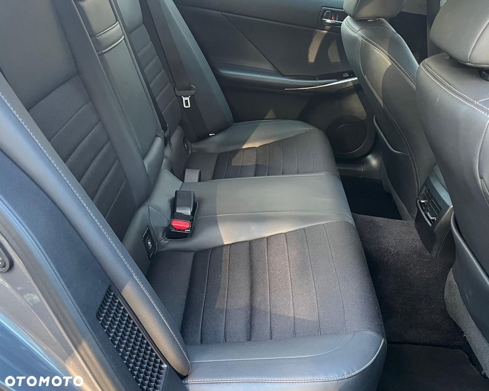 Lexus IS 300h Business - 18