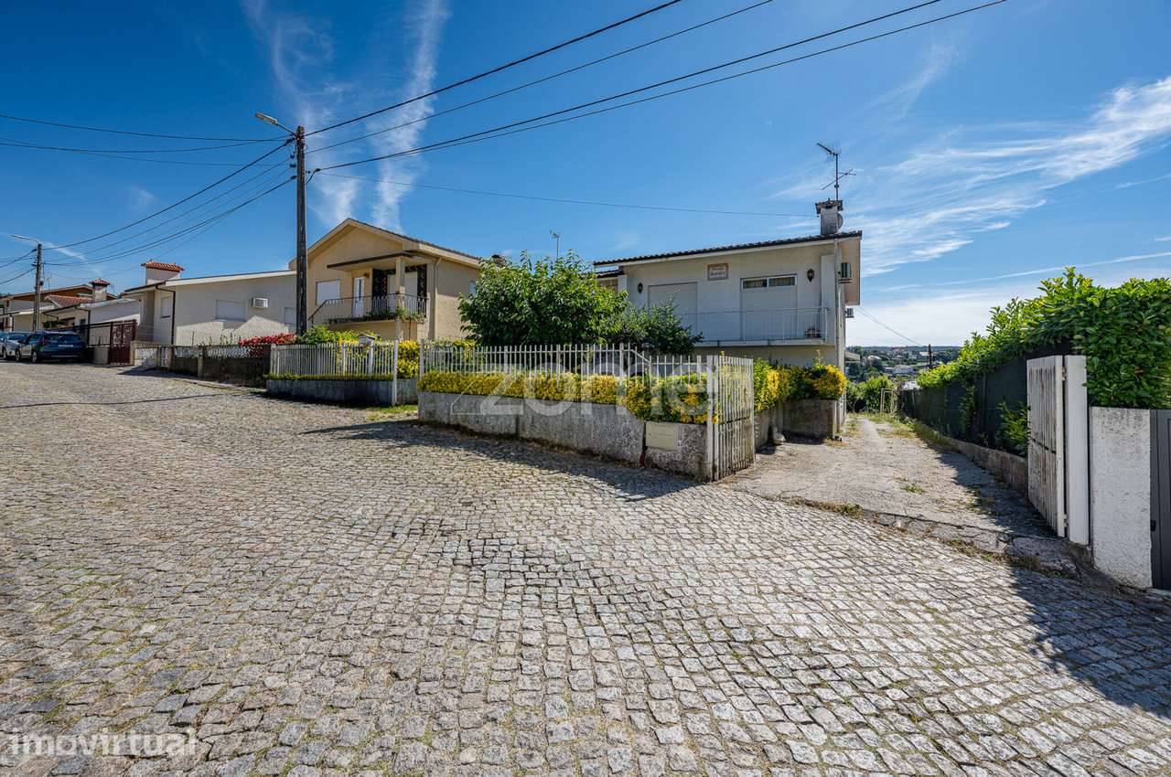 Moradia T3 com Jardim, Armazém e Terreno de 622 m² em Santo Tirso - Grande imagem: 5/43